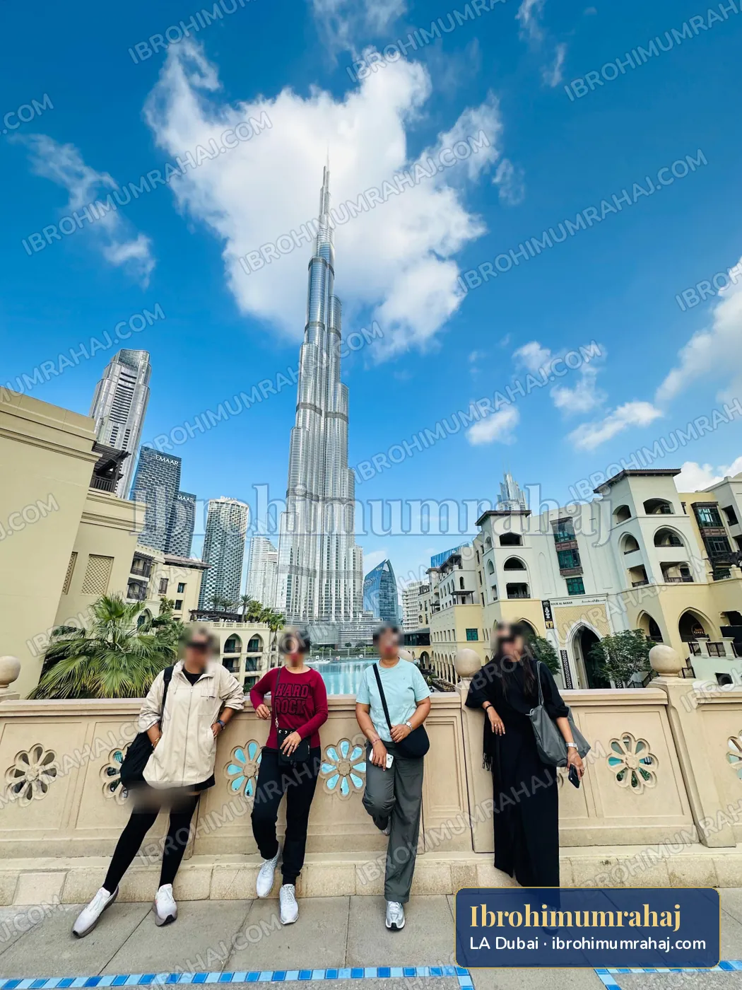 Rombongan di depan Burj Khalifa — LA Umroh Plus Dubai Ibrohimumrahaj